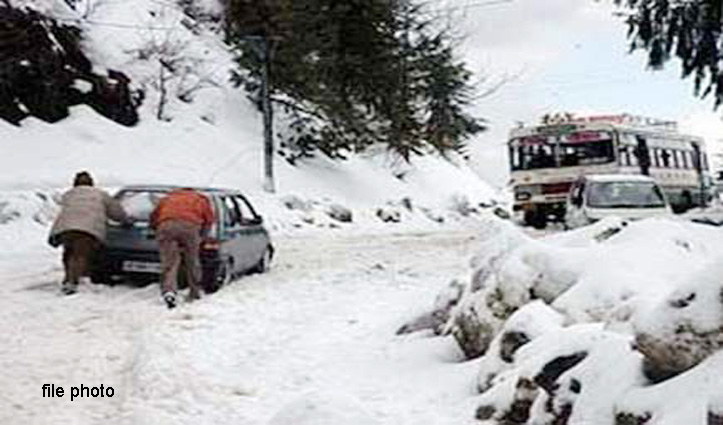 Snowfall के चलते चौपाल-शिमला मार्ग पर वाहनों की आवाजाही पर लगी ब्रेक