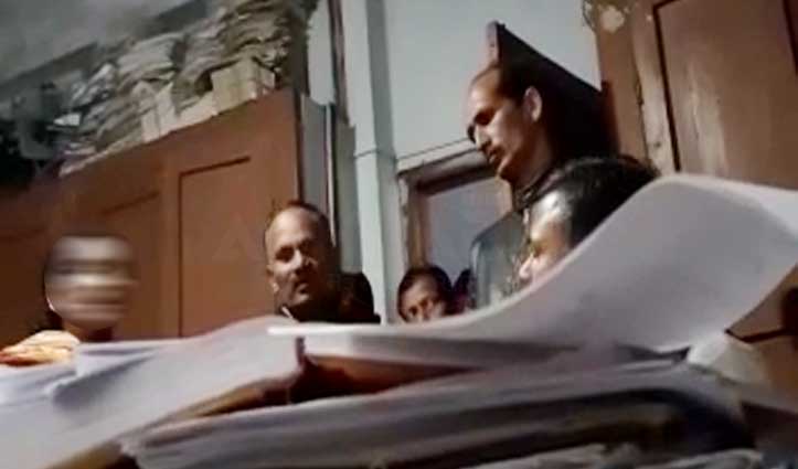 वीडियो: CM के ज़िले में मंत्री के बेटे ने महिला कर्मियों को धमकाया, फूट-फूटकर रोईं