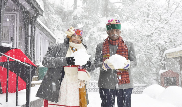 राज्यपाल ने हिमाचली अंदाज में पत्नी संग लिया बर्फबारी का आनंद