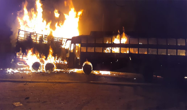 बड़ा हादसा: 50 सवारियों को ले जा रही बस की ट्रक से टक्कर के बाद लगी आग, दर्जनों जानें गईं