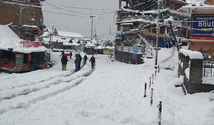 किन्नौर में बर्फबारी ने फिर बिगाड़े हालात, नारकंडा में सड़कों पर लगा लंबा जाम