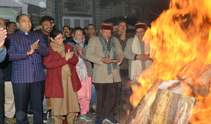 तस्वीरें: CM जयराम ठाकुर ने ओक ओवर में मनाई लोहड़ी, ये गणमान्य रहे मौजूद