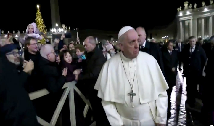 Video : सबसे हाथ मिला रहे थे Pope, ऐसा क्या हुआ गुस्से में महिला को मारा थप्पड़