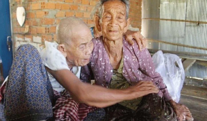जिन्हें समझा मरा हुआ, 47 साल बाद मिले वो भाई-बहन, धुंधली आंखों में छलके आंसू