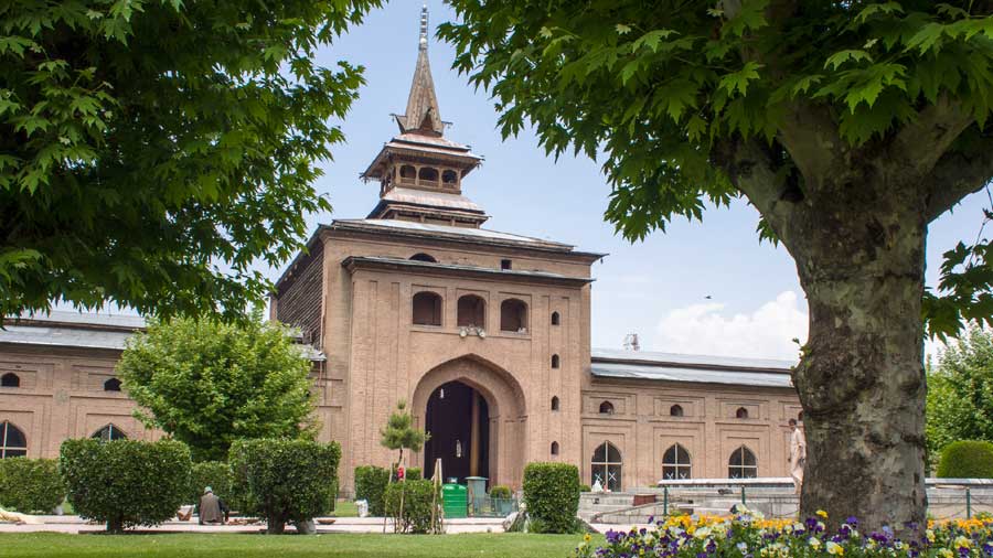 कश्मीर में Corona से पहली मौत के बाद मस्जिदों में Namaz पर रोक, धार्मिक स्थल बंद