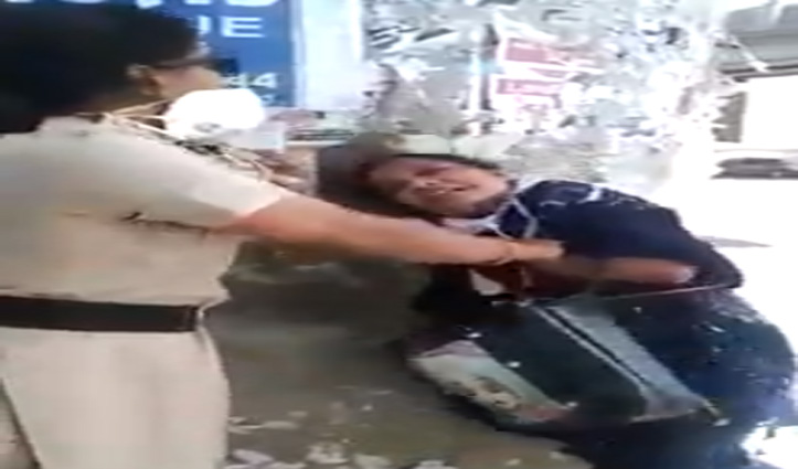 Video : Lockdown में बाहर घूम रही थी महिला, पुलिसकर्मी ने रोका तो की हाथापाई