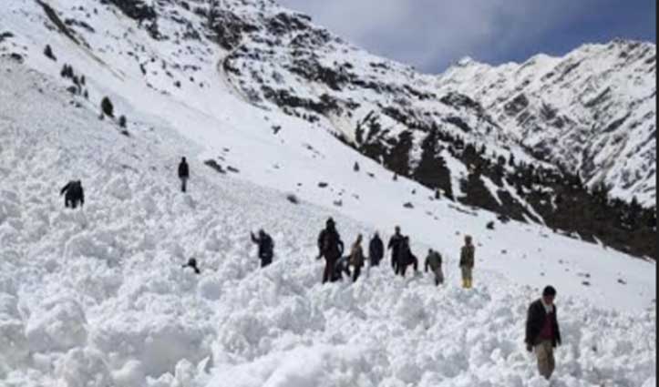 Lahaul में गिरे हिमखंड, चपेट में आने से बर्फ में दबा किसान- Rescue Operation जारी