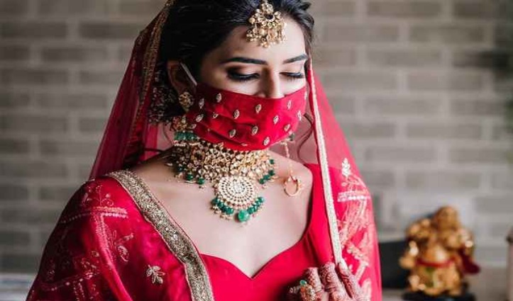 Matching Mask पहनकर दूल्हा-दुल्हन ने निभाई शादी की रस्में, देखिए खूबसूरत तस्वीरें