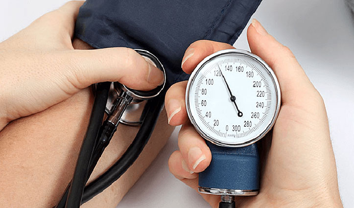 High blood pressure के इन लक्षणों को भूल कर भी ना करें नजरअंदाज