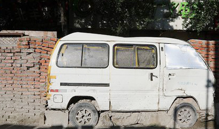 ये कैसा जुगाड़ : दीवार में चुनवा दी Mini Bus, वजह जानकर हो जाएंगे हैरान