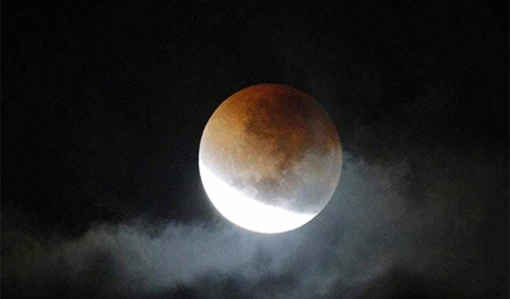 आज लगेगा साल का तीसरा चंद्र ग्रहण, जानें क्या होगा असर