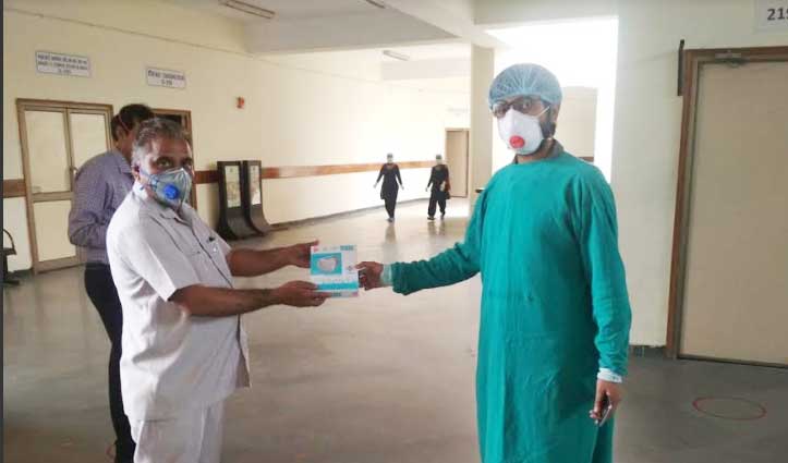 टांडा में डॉक्टरों और नर्सों को बांटे एन-95 मास्क