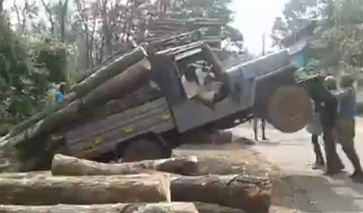 लकड़ियां उतारने के लिए लोगों ने उठा दी जीप, Video देखकर आनंद महिंद्रा ने कहा ‘Crazy’
