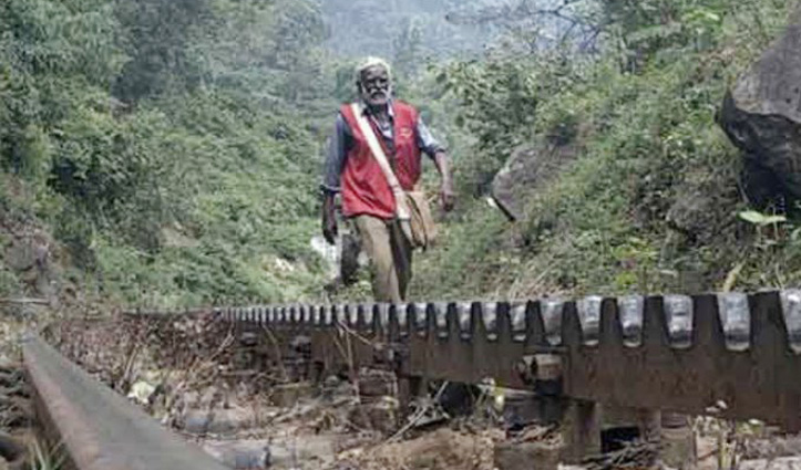 30 साल तक रोज 15 किलोमीटर पैदल चलकर खत पहुंचाता रहा ये पोस्टमैन, IAS ने की तारीफ