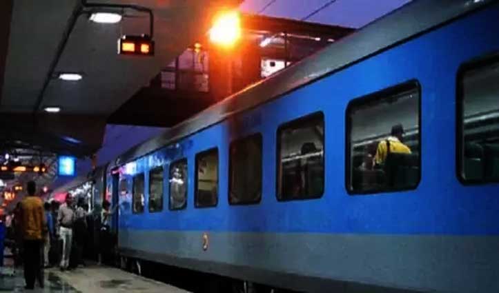 बिजली बचाने की अच्छी तरकीब : प्लेटफॉर्म पर Train आते ही जलती है Light, जाते ही होती है बंद