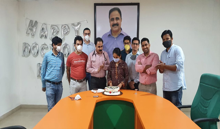 श्री बालाजी अस्पताल में केक काटकर मनाया गया Doctor’s Day, देखें तस्वीरें