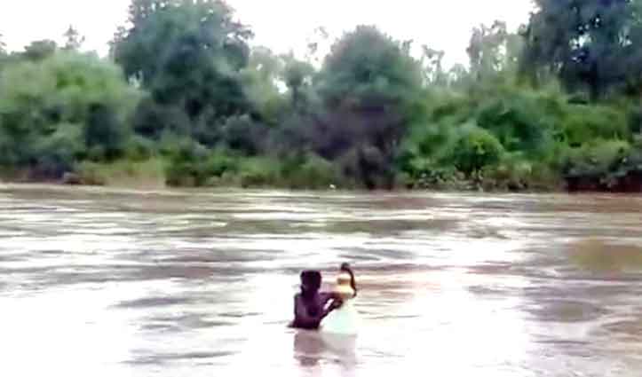 नदी में डूब रहा था युवक, पानी के बीच मंदिर बना सहारा, जानिए पूरी कहानी