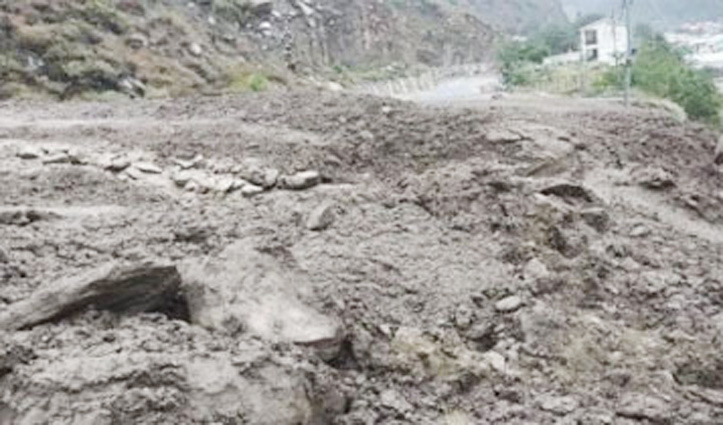 Himachal के Kinnaur में फटा बादल : चोलिंग आर्मी हेलीपैड पर घुसा मलबा