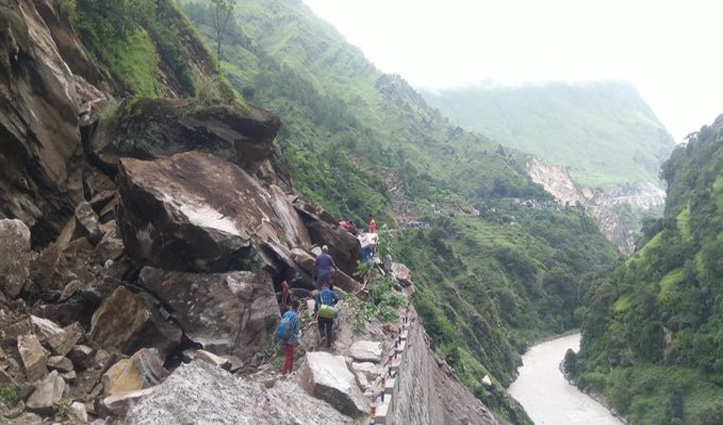 उत्तराखंड: बाढ़ में डूबे मंदिर, गांव पर गिरे पहाड़; देखें तबाही के Live  वीडियो और तस्वीरें