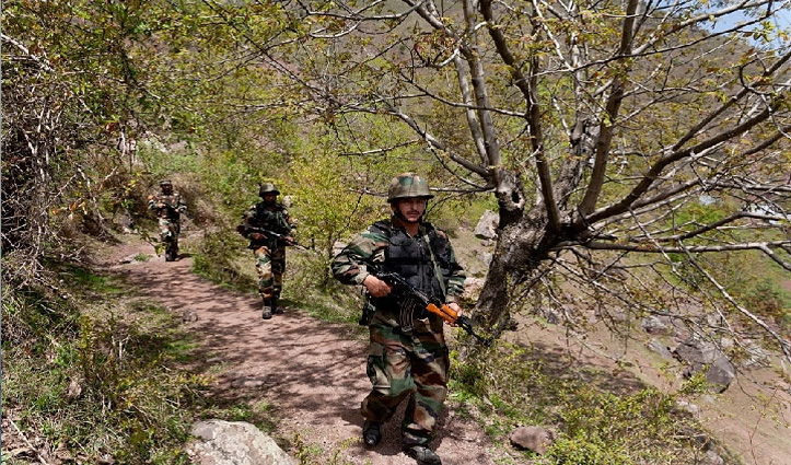 J&K: ड्रोन से गिराए हथियार लेने पहुंचे तीन आतंकी गिरफ्तार; पुंछ में सीजफायर, एक महिला घायल