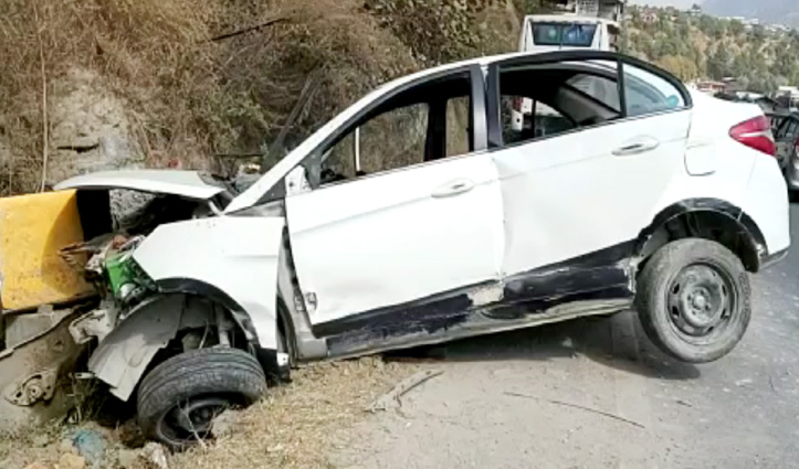 #Kullu : वैष्णो माता मंदिर के समीप पैरापिट से टकराई अनियंत्रित Car, एक की गई जान