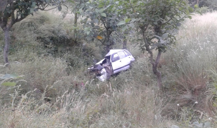 Mandi में खाई में कार गिरने से चालक की मौत, Una में बाइक की टक्कर से स्कूटी सवार बुजुर्ग की गई जान