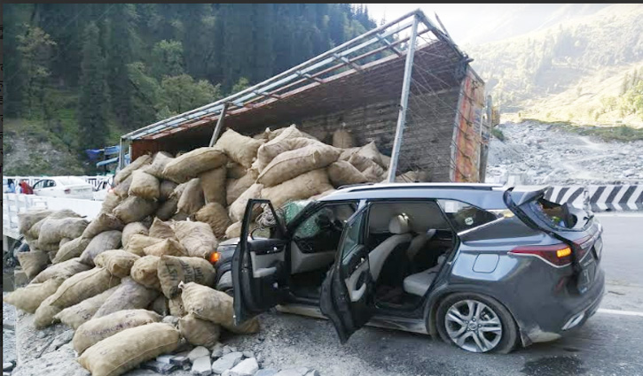 #Atal_Tunnel_Rohtang के पास आलू से भरा Truck सड़क किनारे खड़ी कार पर पलटा