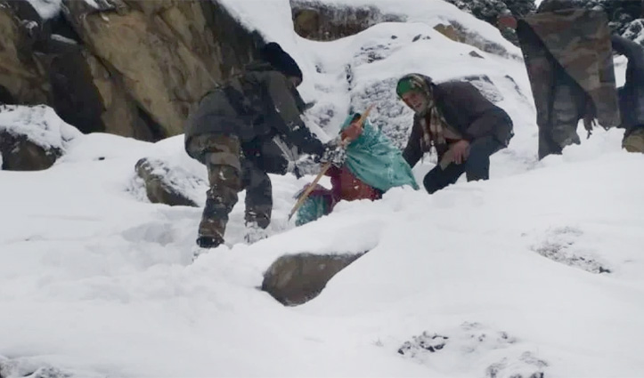 #JammuKashmir : बर्फ में फंसे लोग, पांच घंटे पैदल चल कर Army के जवानों ने बचाई जान