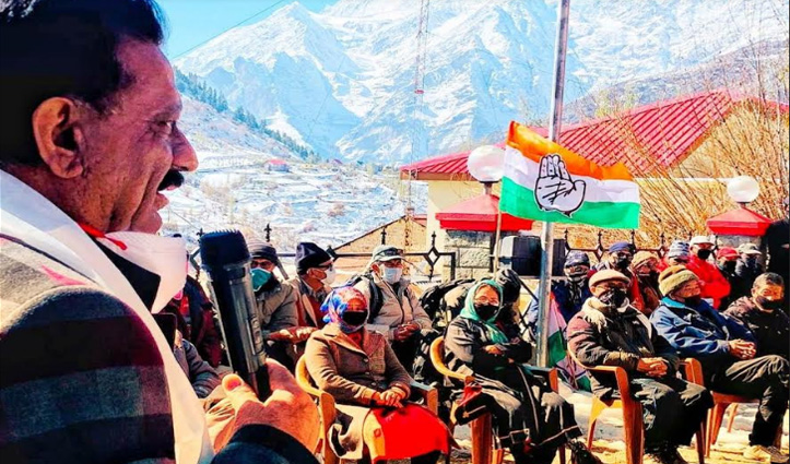 #Lahaul_Spiti: डीसी कार्यालय के बाहर #Congress का प्रदर्शन, क्या बोले राठौर जाने