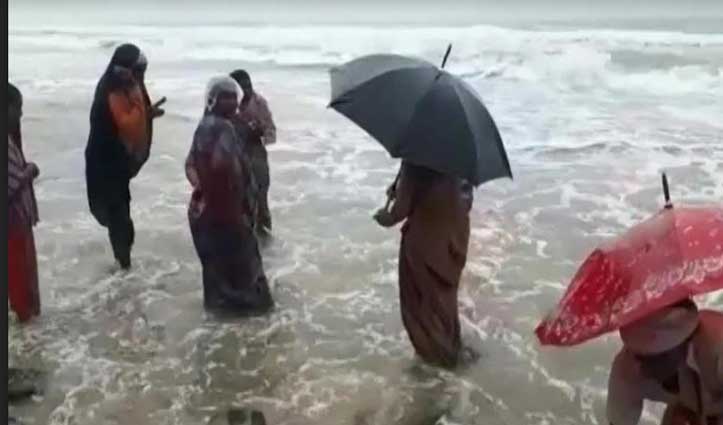 आंध्र प्रदेश में “Nivar” के जाने के बाद समुद्र तट पर जुटे लोग, ढूंढ रहे सोने के मोती