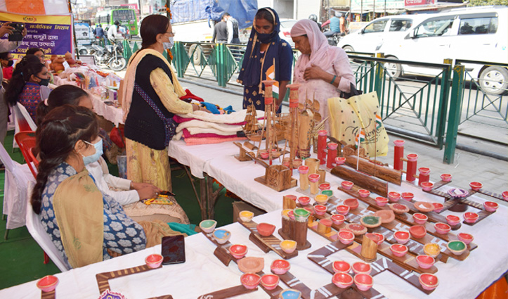 #Vocal_for_Local हुआ ऊना, हाथों-हाथ बिक रहे मिट्टी के दिये व बांस के उत्पाद