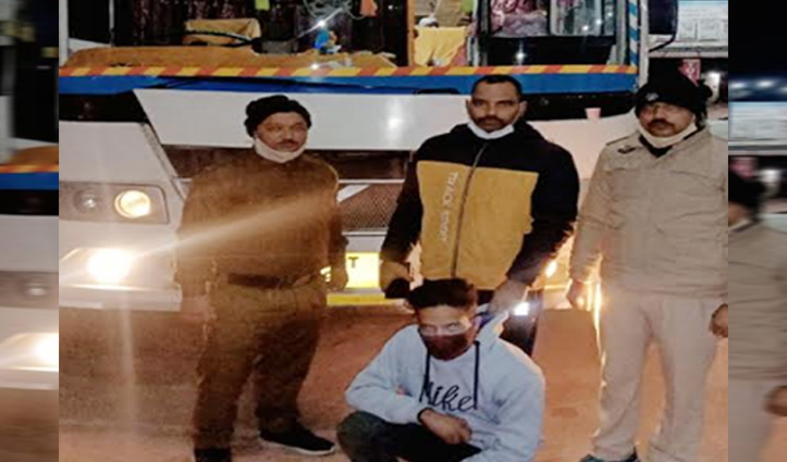 #Tourist_Bus में बैठा था युवक, पुलिस ने तलाशी ली तो मिला Chitta