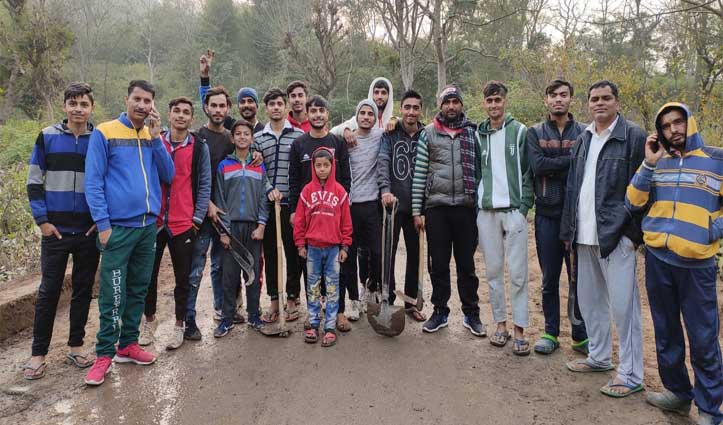 Haripur: बासा के युवाओं ने पेश की मिसाल, PWD की नहीं देखी राह-खुद उठाया बेलचा