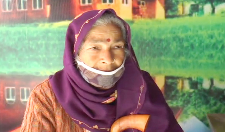 Video:बूढी मां को बेटा आंगन में घीसटकर मारता है, जमीन जायदाद का है मसला