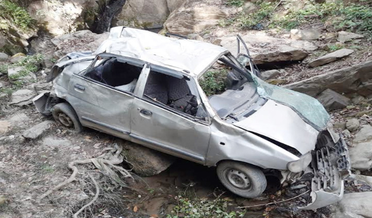 #Himachal: गहरी खाई में गिरी Car, 3 की गई जान-एक घायल
