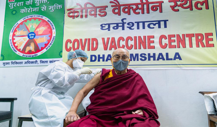 तिब्बती धर्मगुरु दलाईलामा ने जोनल अस्पताल धर्मशाला में लगवाई कोरोना वैक्सीन