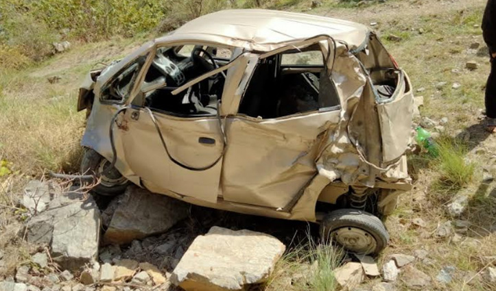 Himachal : कुल्लू में खाई में गिरी नैनो कार, पत्नी की मौत-पति और बेटी गंभीर घायल