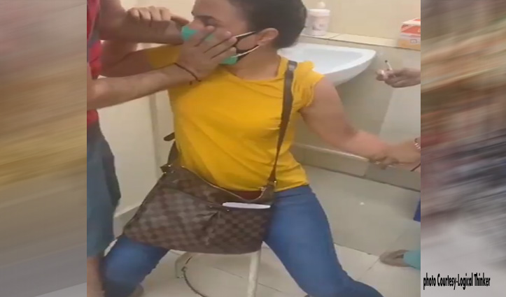 कोरोना वैक्सीन लगाने पहुंची ये लड़की चिल्लाने लगी मम्मी… मम्मी- देखें वीडियो