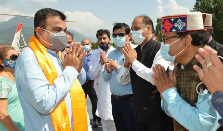 CM Jai Ram Welcomes Union Minister Nitin Gadkari at Bhuntar airport