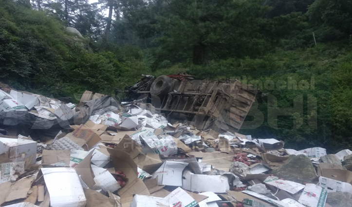 हिमाचल में सेब लेकर मंडी जा रहा ट्रक हादसे के शिकार, दो बागवानों की मौत