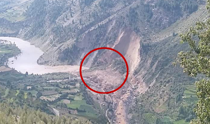 हिमाचल में बड़ा खतराः लैंडस्लाइड से चंद्रभागा नदी का बहाव रुका, घर डूबे-खाली करवाए गांव
