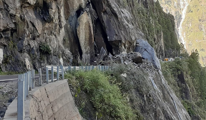 हिमाचलः चौरा में चट्टान गिरने से राष्ट्रीय उच्च मार्ग-5 अवरुद्ध, 17 घंटों से आवाजाही बंद
