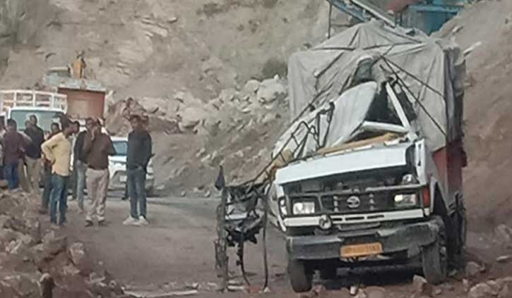 हिमाचल: चलती गाड़ी पर पहाड़ी से गिरा पत्थर, चालक की मौके पर गई जान