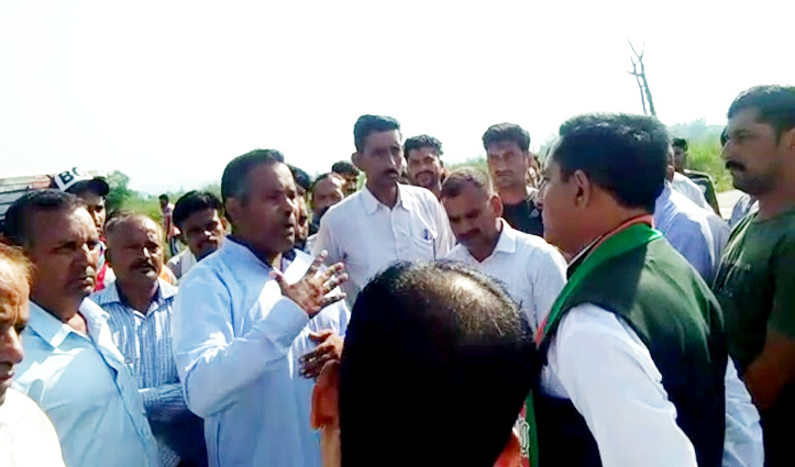 हिमाचल: वोट मांगने पहुंचे बीजेपी प्रत्याशी बलदेव का यहां हुआ जोरदार विरोध, लोगों ने रखी ये शर्त