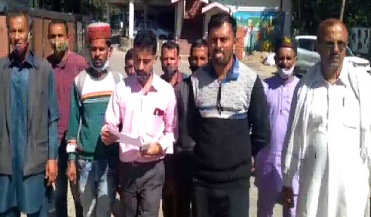 हिमाचल: PWD की सड़क पर बना दिया ढारा, 6 गांवों का संपर्क कटा तो डीसी के द्वार पहुंचे ग्रामीण
