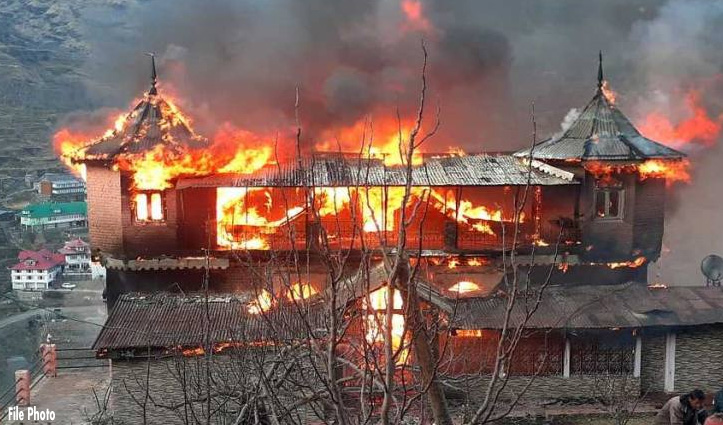 हिमाचल: 3 मंजिला मकान में लगी आग, इमारती लकड़ी समेत चारा जलकर राख
