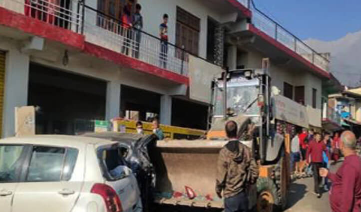 हिमाचल: दो गाड़ियों को रौंदते हुए निकली जेसीबी, 3 घायल