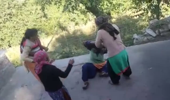 हिमाचलः महिलाओं में हुई खूनी झड़प, एक-दूसरे पर किया हथियार से हमला