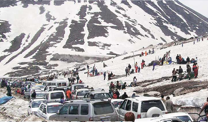 हिमाचल: मौसम साफ रहने तक पर्यटकों के लिए खुला रहेगा रोहतांग दर्रा, परमिट पर आज होगा फैसला