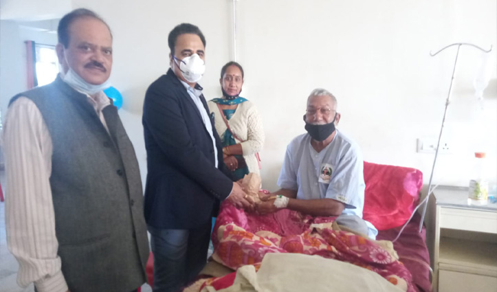 डॉ राजेश ने श्री बालाजी अस्पताल में मरीजों को बांटे फल